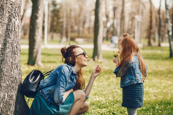 Stilvolle Mutter mit Tochter — Stockfoto