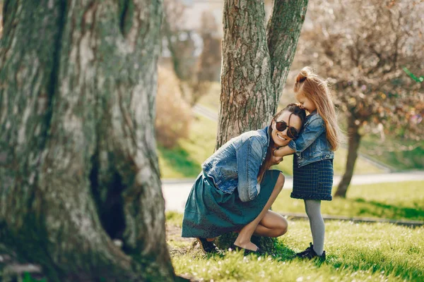 Madre elegante con figlia — Foto Stock