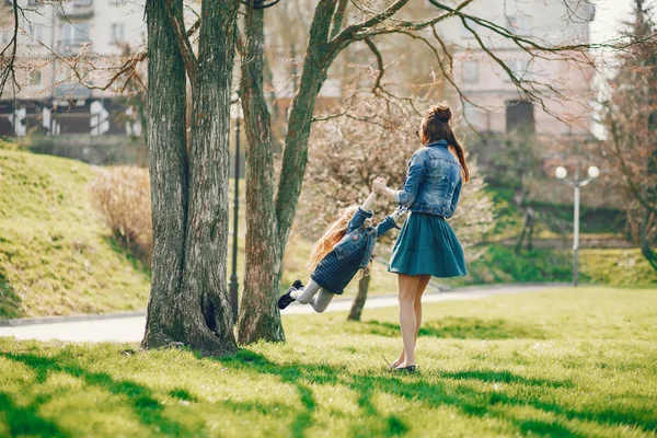 Madre elegante con figlia — Foto Stock