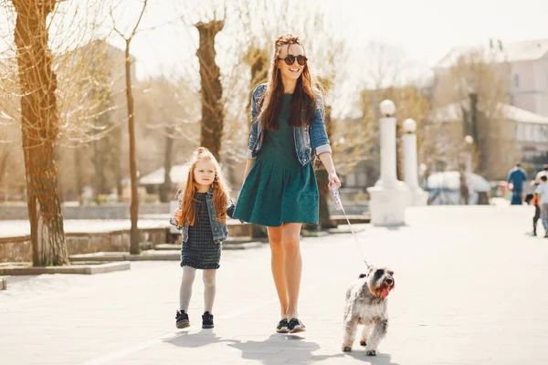 Snygg mamma med dotter — Stockfoto