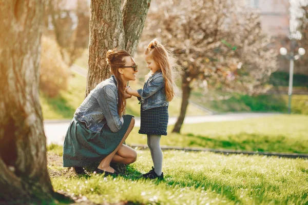 Snygg mamma med dotter — Stockfoto