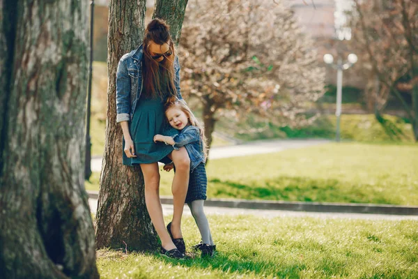 Stilvolle Mutter mit Tochter — Stockfoto