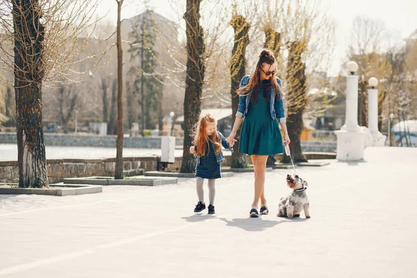 Madre elegante con figlia — Foto Stock