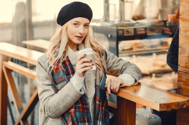 Bir sonbahar şehirde zarif sevimli sarışın