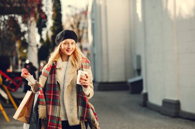 Zarif sevimli sarışın bir şehirde yürüyüş