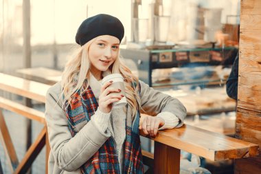 Bir sonbahar şehirde zarif sevimli sarışın