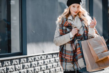 Zarif sevimli sarışın bir şehirde yürüyüş