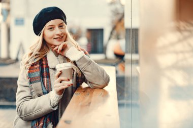 Bir sonbahar şehirde zarif sevimli sarışın