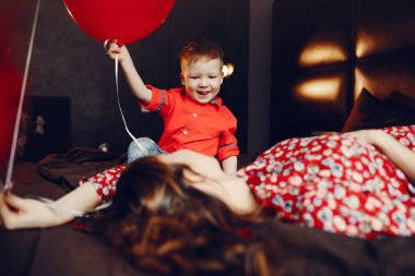 Bir yatakta küçük oğlu ile zarif anne