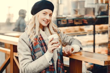 Bir sonbahar şehirde zarif sevimli sarışın