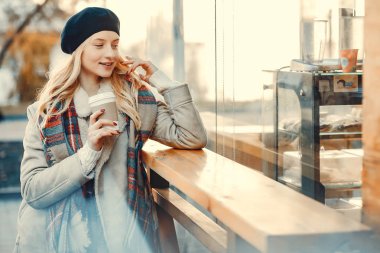 Bir sonbahar şehirde zarif sevimli sarışın