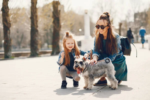 Madre elegante con figlia — Foto Stock