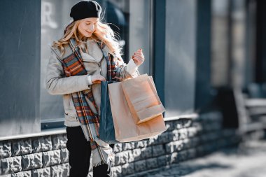 Zarif sevimli sarışın bir şehirde yürüyüş