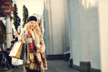 Zarif sevimli sarışın bir şehirde yürüyüş