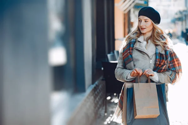 Elegancka śliczna Blondynka spaceru w mieście — Zdjęcie stockowe