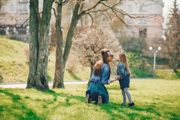 Mère élégante avec fille — Photo