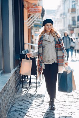 Zarif sevimli sarışın bir şehirde yürüyüş