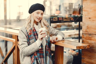 Bir sonbahar şehirde zarif sevimli sarışın