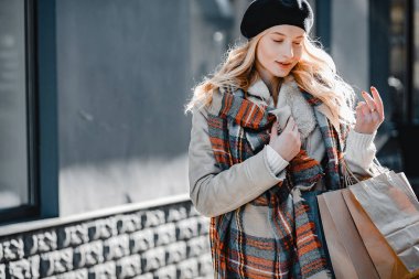 Zarif sevimli sarışın bir şehirde yürüyüş