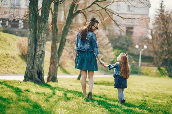 Madre elegante con figlia — Foto Stock