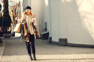 Zarif sevimli sarışın bir şehirde yürüyüş