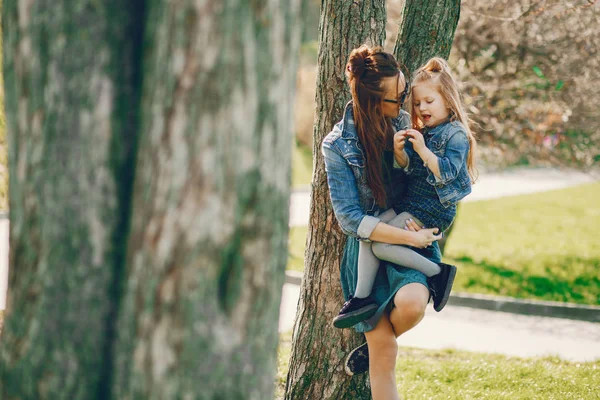 Mère élégante avec fille — Photo