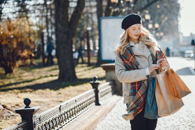 Zarif sevimli sarışın bir şehirde yürüyüş