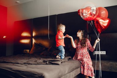 Bir yatakta küçük oğlu ile zarif anne