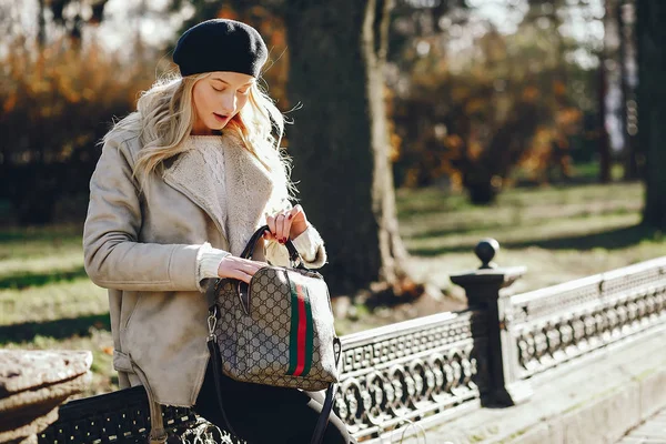 Elegant Söt blondin i en höst stad — Stockfoto