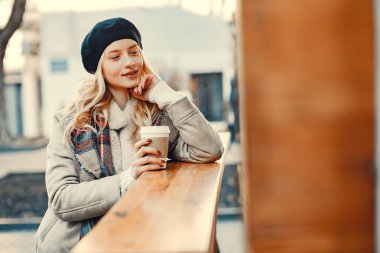 Bir sonbahar şehirde zarif sevimli sarışın