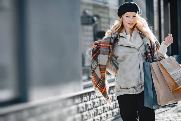 Elegancka śliczna Blondynka spaceru w mieście — Zdjęcie stockowe