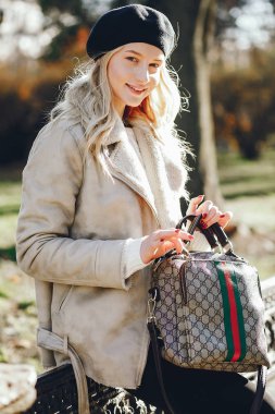 Bir sonbahar şehirde zarif sevimli sarışın