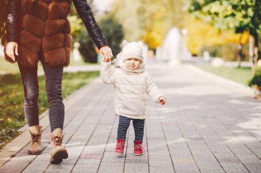 Aile bir sonbahar parkta