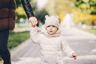 Aile bir sonbahar parkta