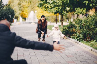 Aile bir sonbahar parkta
