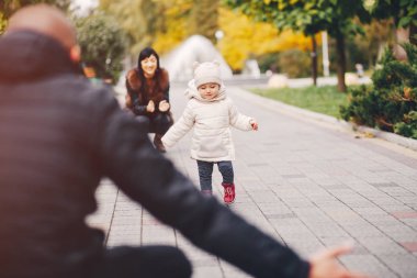 Aile bir sonbahar parkta