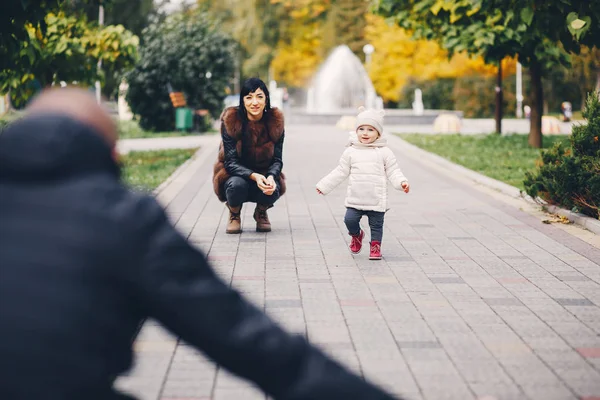 Aile bir sonbahar parkta