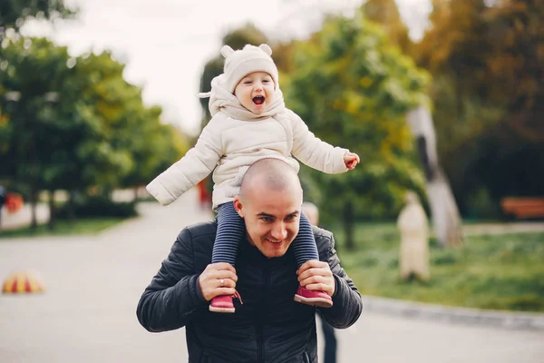 Aile bir sonbahar parkta — Stok fotoğraf