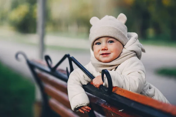 Маленька дівчинка в осінньому парку — стокове фото