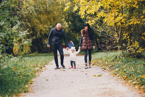Aile bir sonbahar parkta — Stok fotoğraf