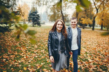 Sonbahar parkında bir çift