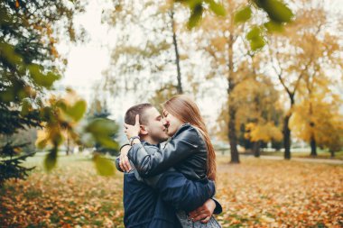 Sonbahar parkında bir çift