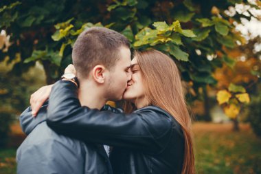 Sonbahar parkında bir çift