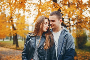 Sonbahar parkında bir çift