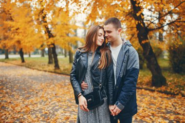 Sonbahar parkında bir çift