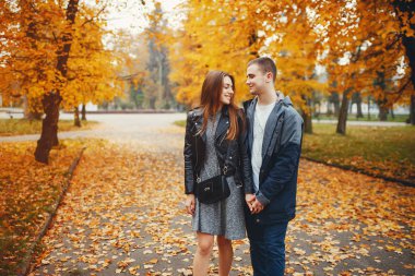 Sonbahar parkında bir çift