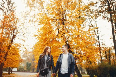 Sonbahar parkında bir çift