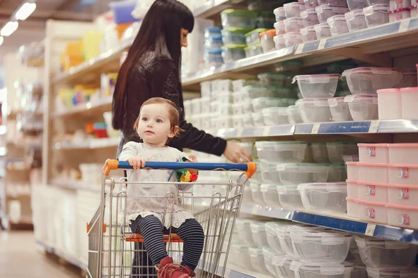 Familia en un supermercado — Foto de Stock