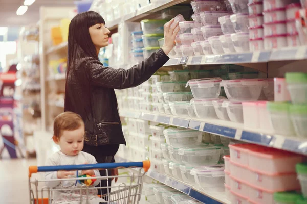 Familia en un supermercado — Foto de Stock