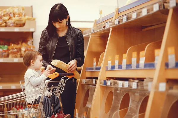 Familia en un supermercado — Foto de Stock